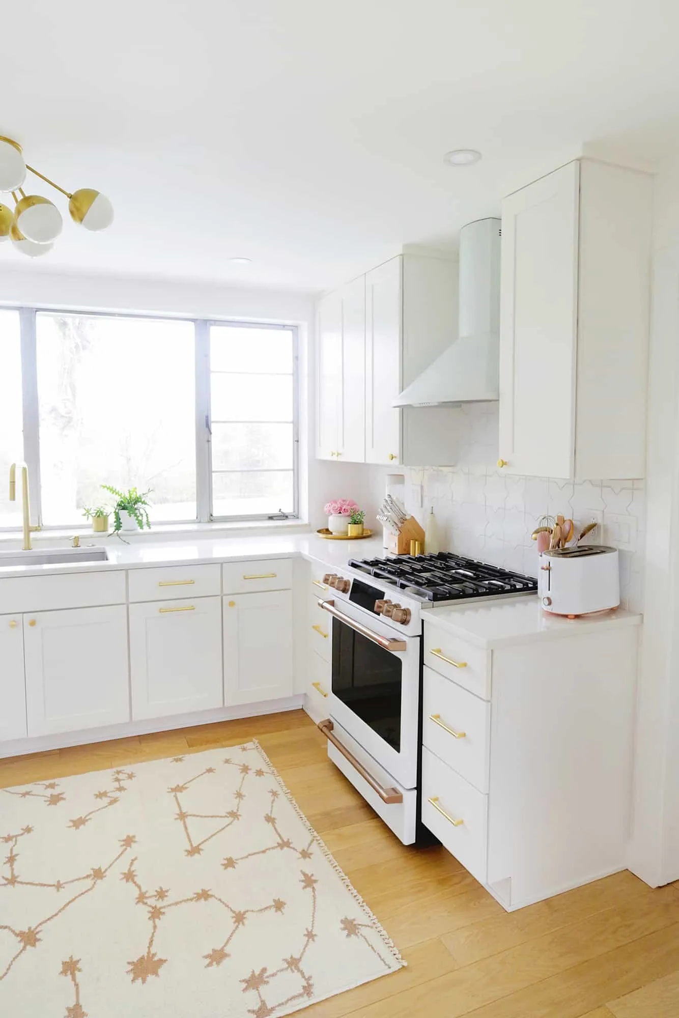 Laura&#x27;s Pink and White Kitchen Makeover